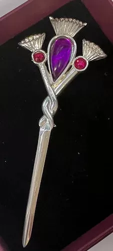 Kiltpin, Distel met paars en rood glas